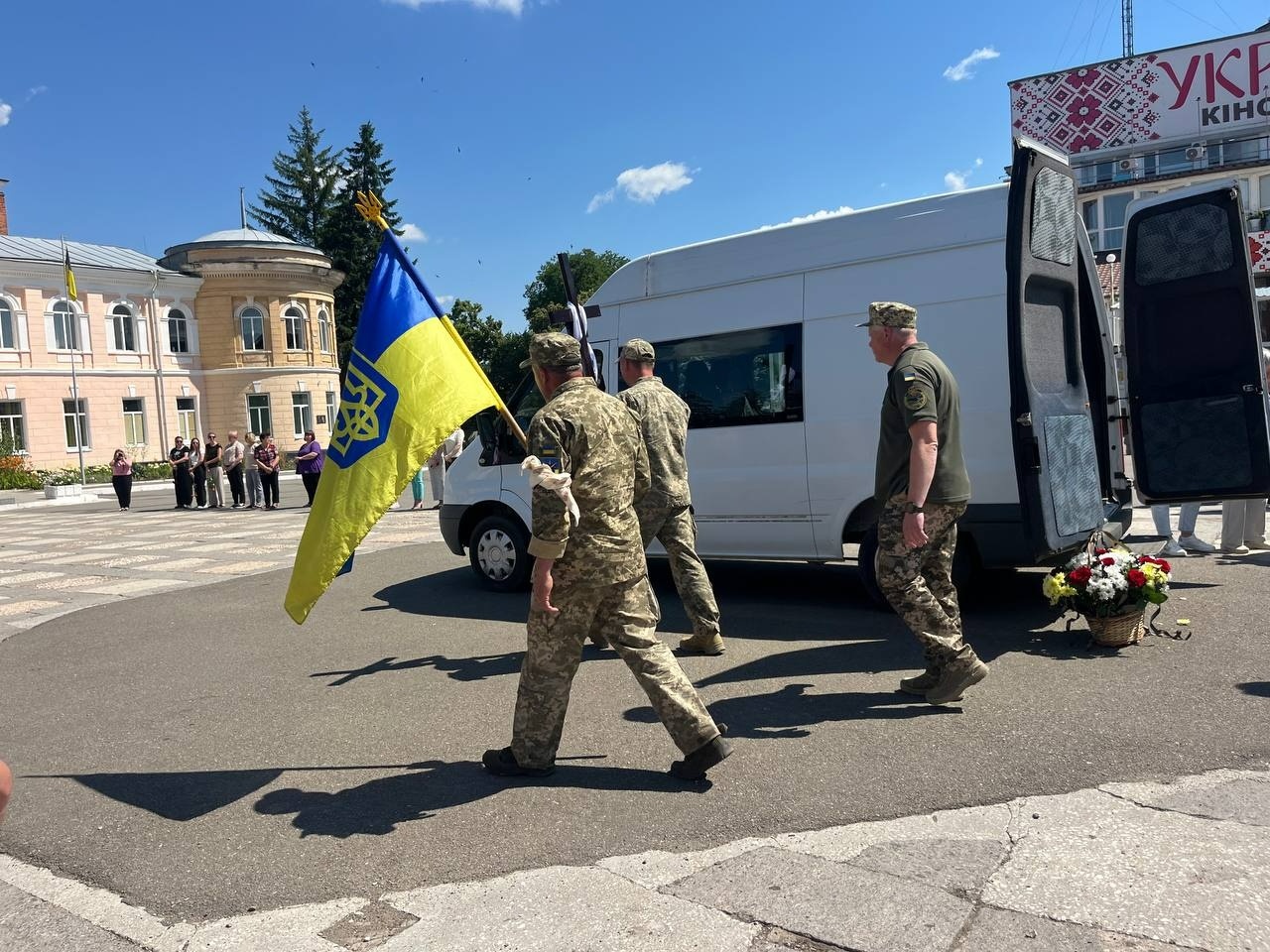 У Первомайській громаді прощаються із захисником України Дмитром Постніковим