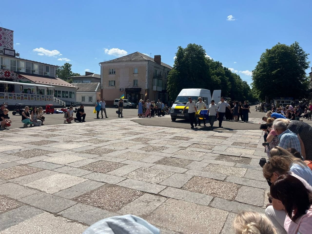 У Первомайській громаді прощаються із захисником України Дмитром Постніковим