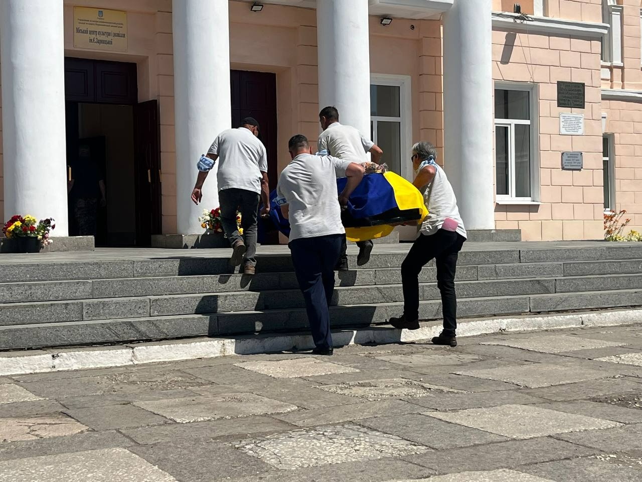 У Первомайській громаді прощаються із захисником України Дмитром Постніковим