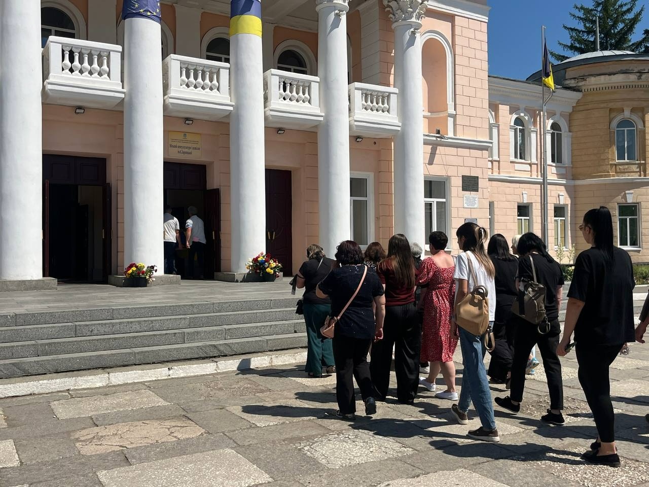 У Первомайській громаді прощаються із захисником України Дмитром Постніковим
