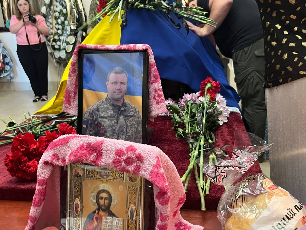 У Первомайській громаді прощаються із захисником України Дмитром Постніковим