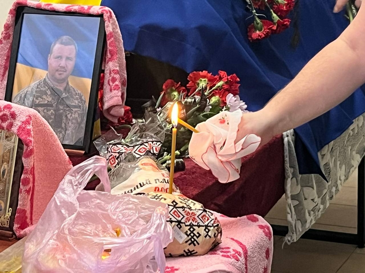 У Первомайській громаді прощаються із захисником України Дмитром Постніковим