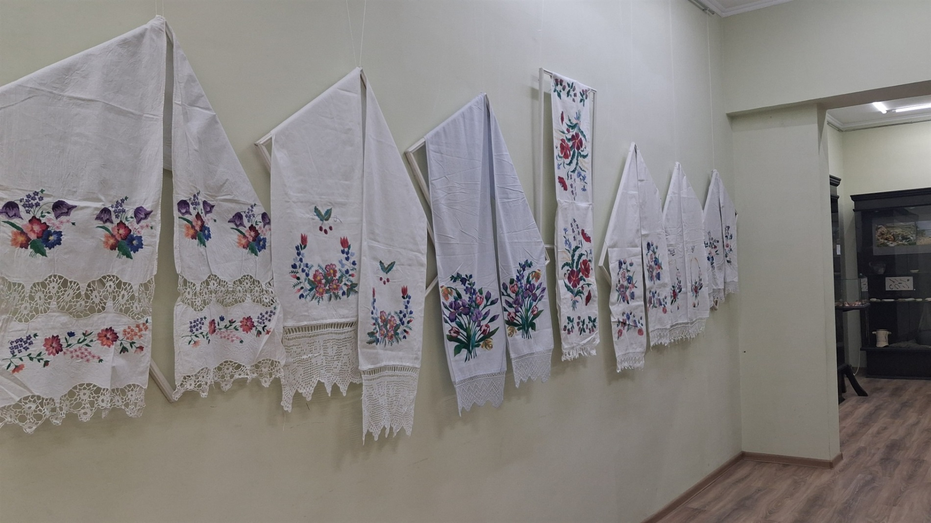 Непересічний день Первомайського музею: подарунки від ГО «Десяте квітня» та відкриття нової виставки