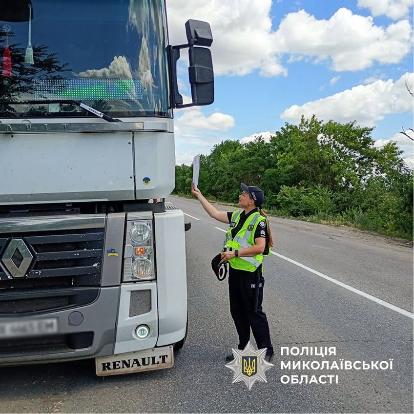 На Миколаївщині через спеку обмежують рух вантажівок: де облаштували майданчики для відстою