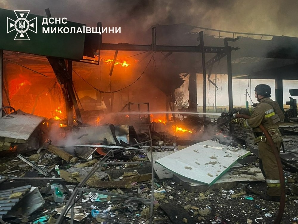 Один загиблий, троє поранених та зруйновані АЗС: наслідки російських атак на Миколаївщину