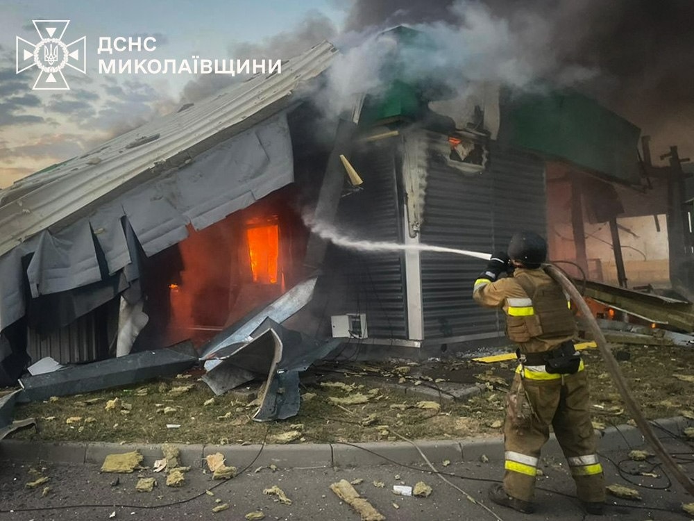Один загиблий, троє поранених та зруйновані АЗС: наслідки російських атак на Миколаївщину