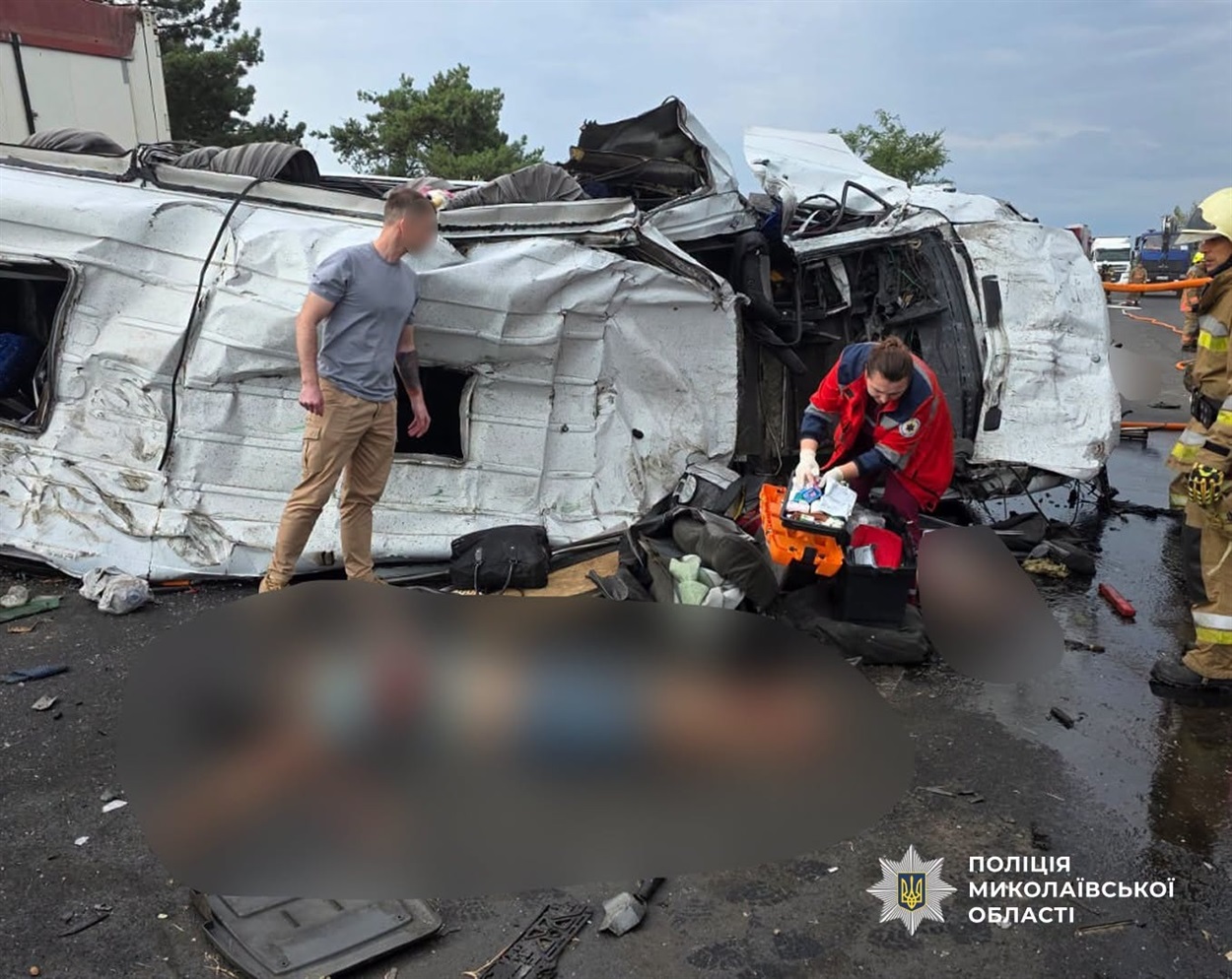 9 загиблих, 8 постраждалих. Поліцейські встановлюють обставини страшної автотрощі на Миколаївщині