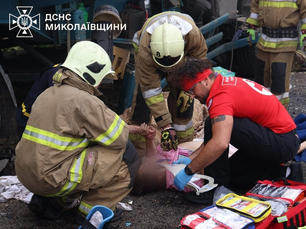 9 загиблих, 8 постраждалих. Поліцейські встановлюють обставини страшної автотрощі на Миколаївщині