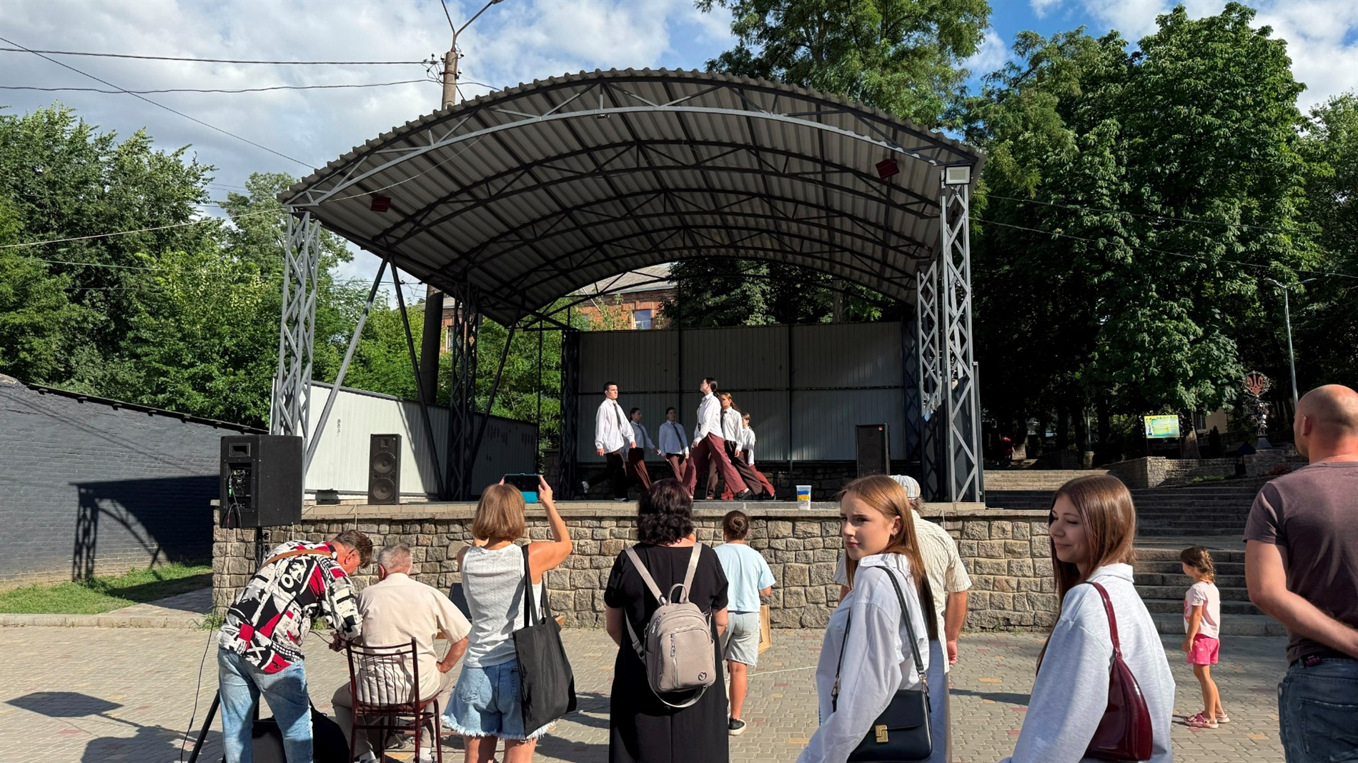 Щосуботи у Первомайську: творчі літні вечори у міському парку. Танці, співи та донати на ЗСУ