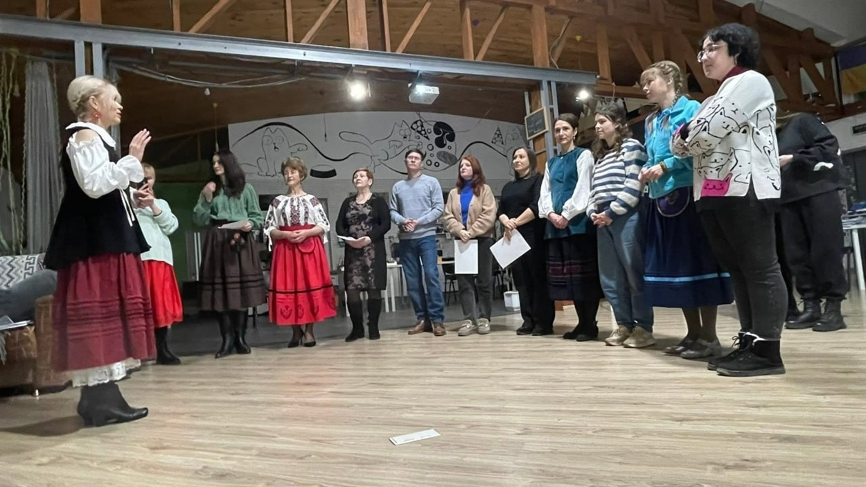 «Ми записуємо те, що не встигли записати у своїх бабусь»: як «Баба Єлька» повертає українцям пам'ять