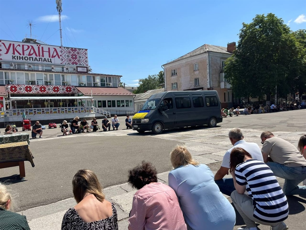 На центральній площі Первомайська попрощалися із захисником України Віктором Сімоненком