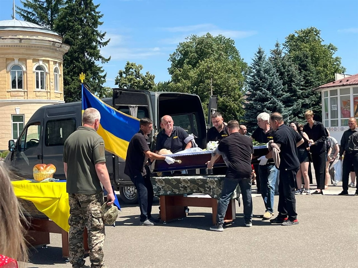 На центральній площі Первомайська попрощалися із захисником України Віктором Сімоненком