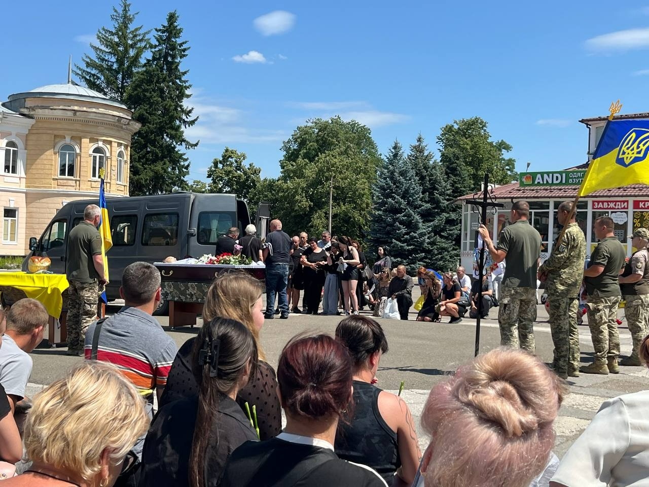 На центральній площі Первомайська попрощалися із захисником України Віктором Сімоненком