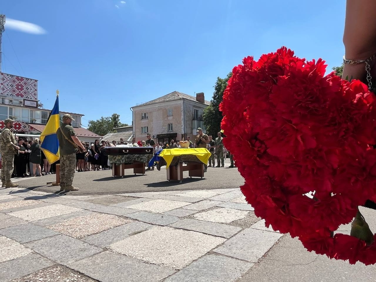 На центральній площі Первомайська попрощалися із захисником України Віктором Сімоненком