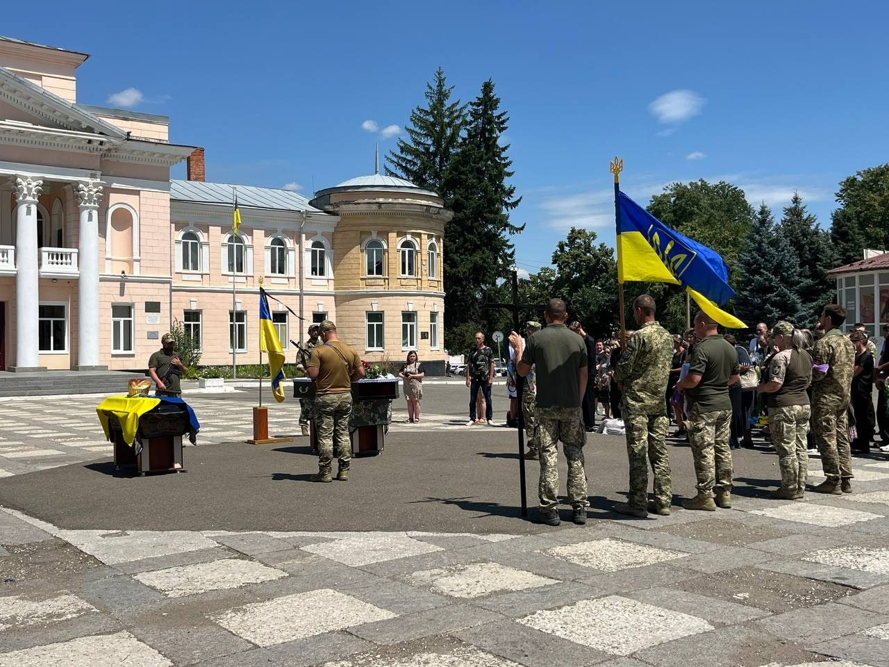 На центральній площі Первомайська попрощалися із захисником України Віктором Сімоненком