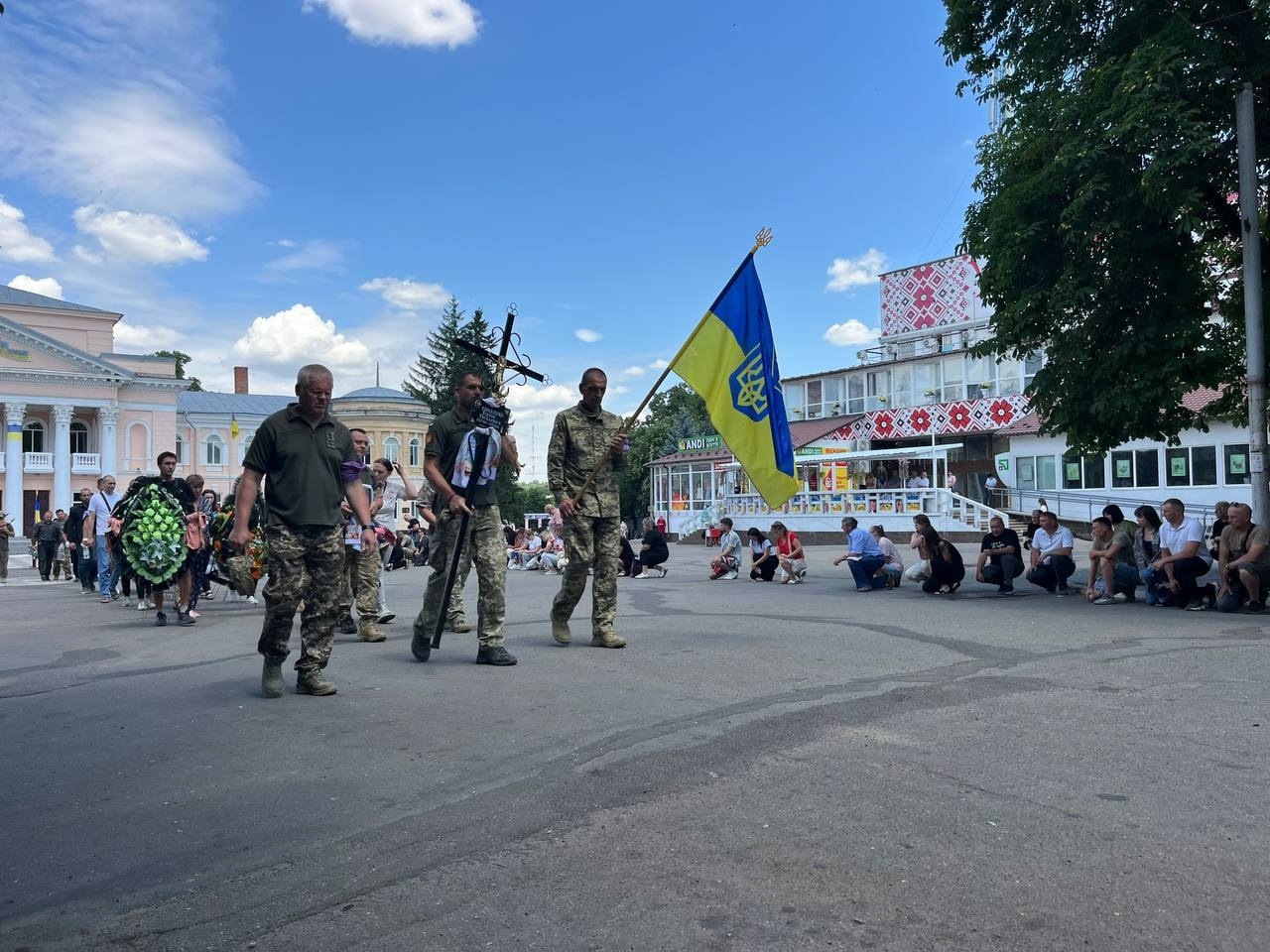 На центральній площі Первомайська попрощалися із захисником України Віктором Сімоненком