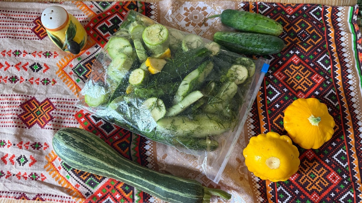 Мариновані огірки в пакеті