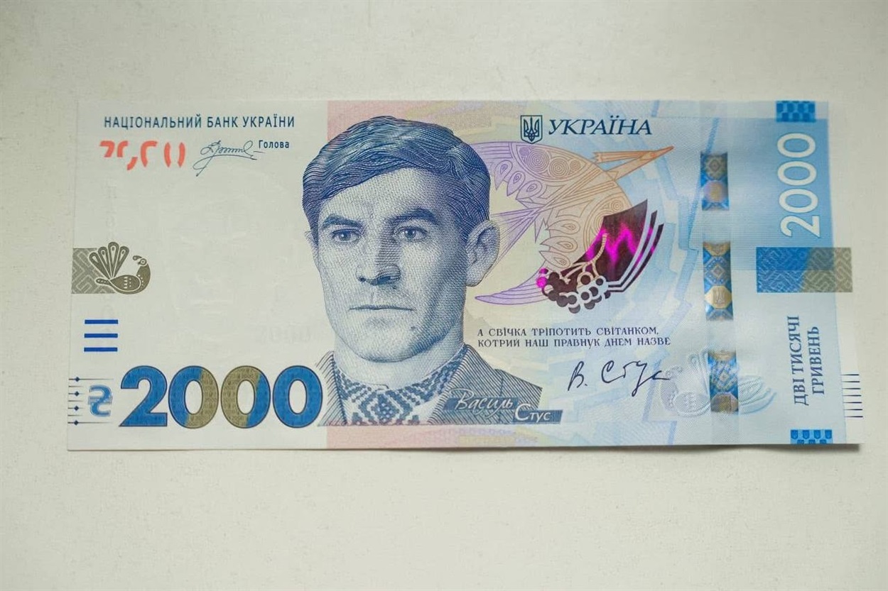 Піратського шрифту не буде: Нацбанк оновить шрифт на банкноті 2000 гривень
