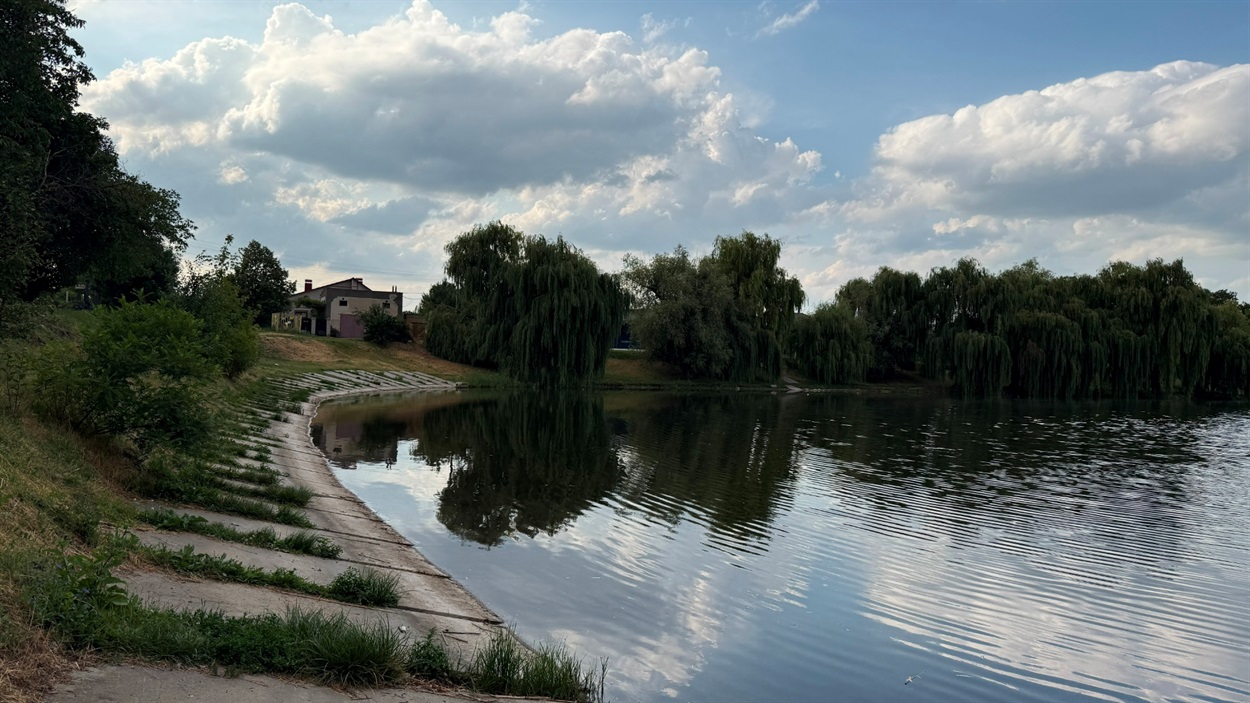Дамба на озері, Фрегат