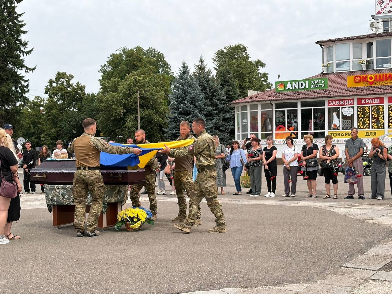 Первомайська громада провела в останню путь захисника України Миколу Микитіна