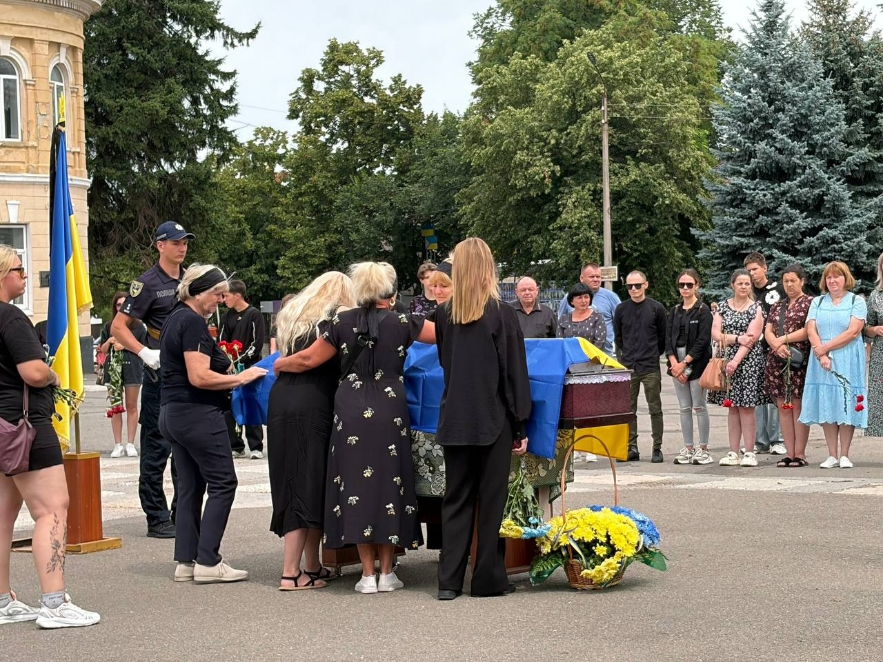 Первомайська громада провела в останню путь захисника України Миколу Микитіна