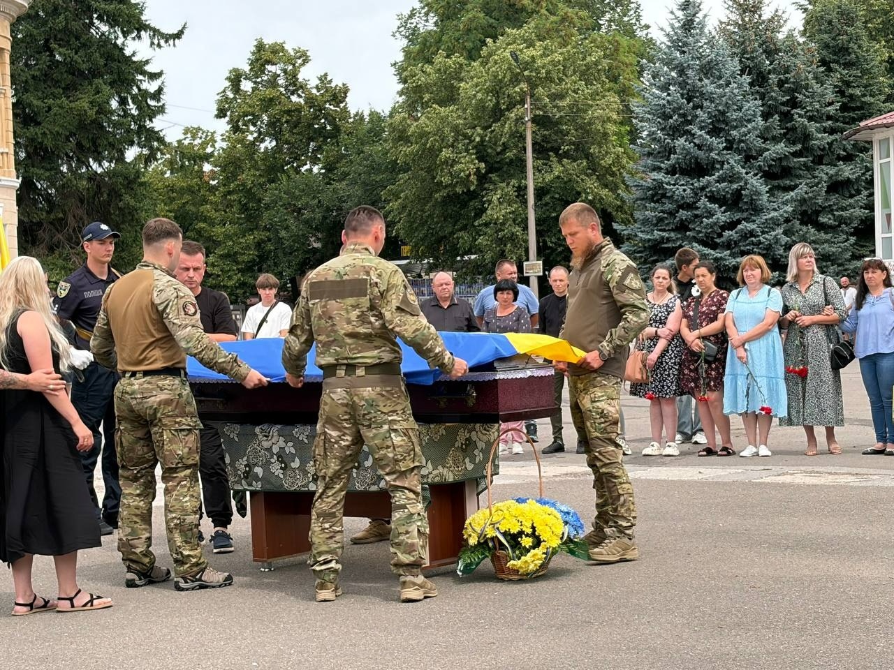 Первомайська громада провела в останню путь захисника України Миколу Микитіна