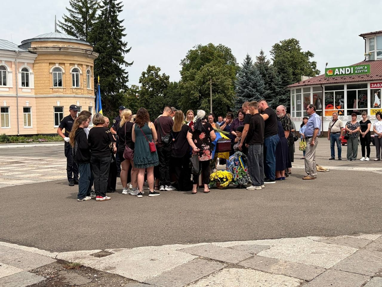 Первомайська громада провела в останню путь захисника України Миколу Микитіна
