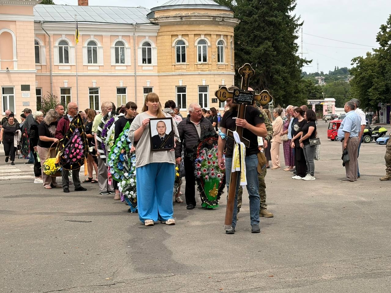 Первомайська громада провела в останню путь захисника України Миколу Микитіна