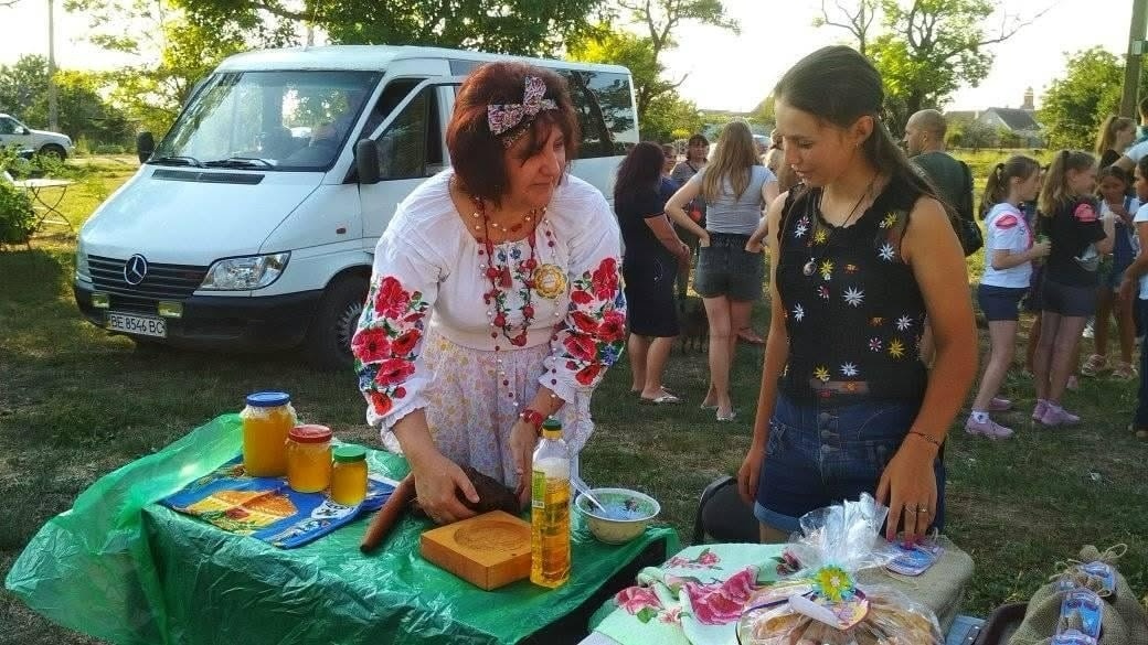 «Найголовніше — люди»: як на Миколаївщині створюють першу вишиту книгу про культурну спадщину
