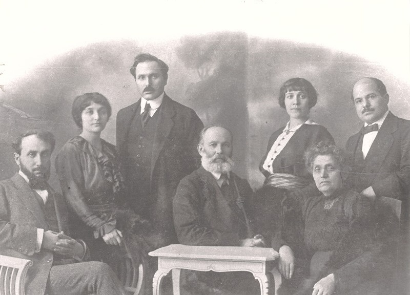 Дора Габе друга ліворуч, Петро Габе в центрі