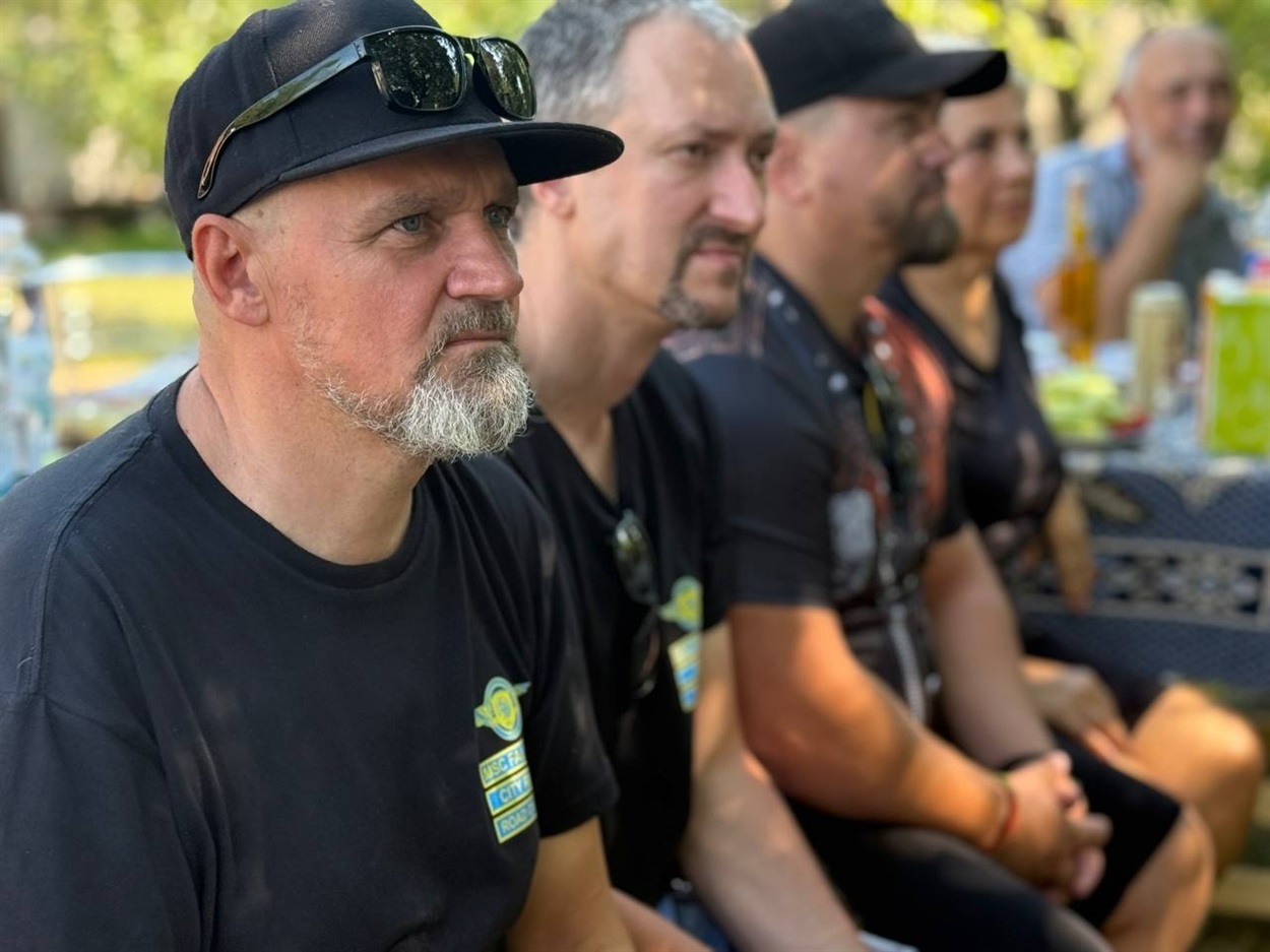 Олег Дмитриченко крайній ліворуч