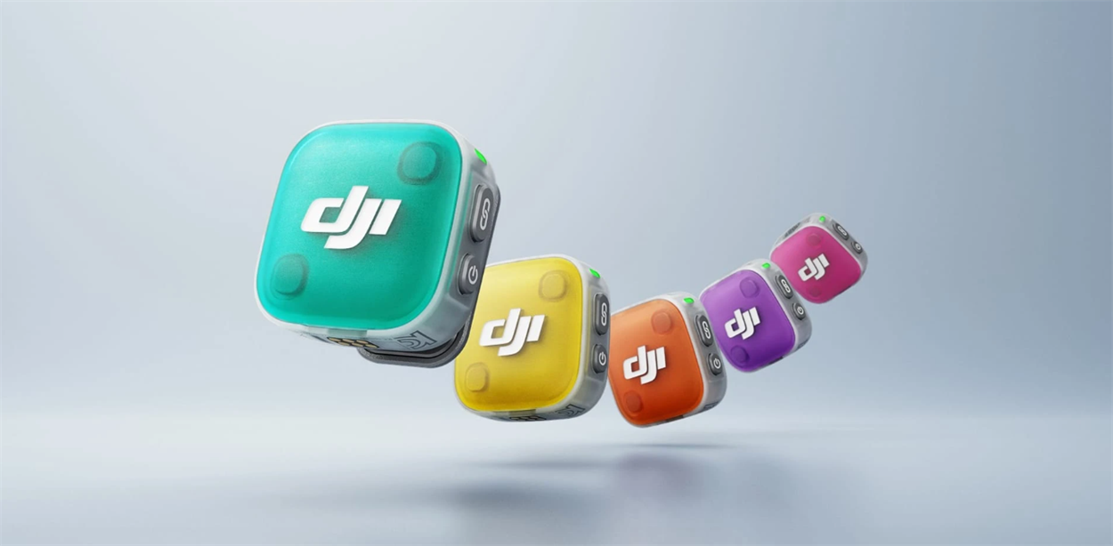 П'ять трансмітерів DJI Mic Mini 2 із змінними магнітними кришками бірюзового, жовтого, помаранчевого, фіолетового та рожевого кольорів у польоті на світло-сірому тлі.