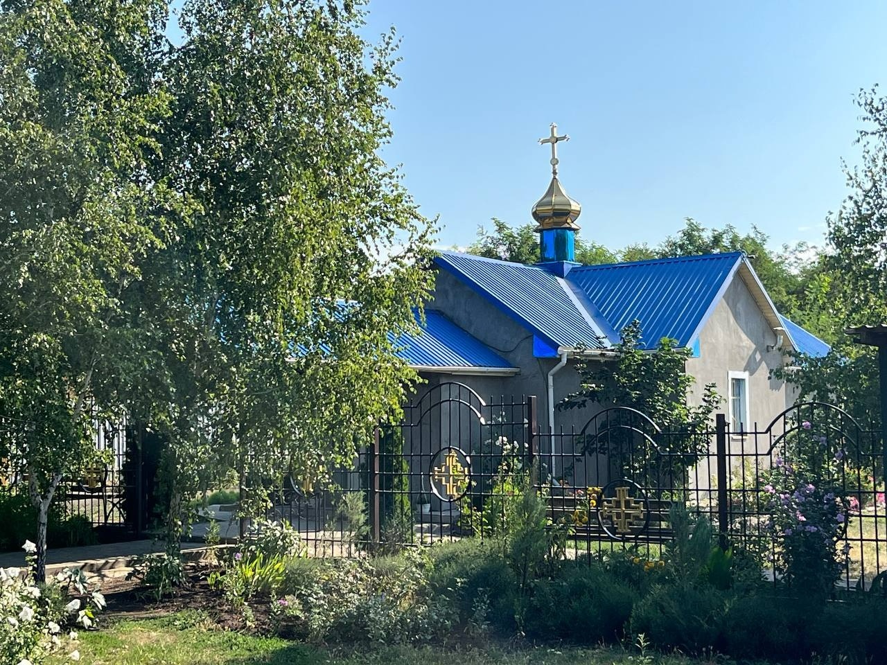 Громада храму ПЦУ у Первомайську передала 20 тисяч гривень на автівку для військових