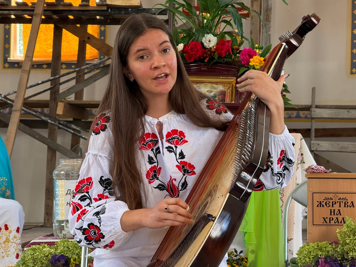 Ольга Семененко грає у храмі