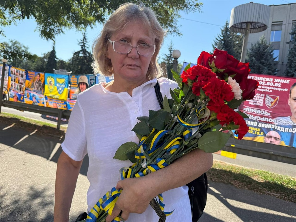 Світлана принесла квіти синові та чоловікові
