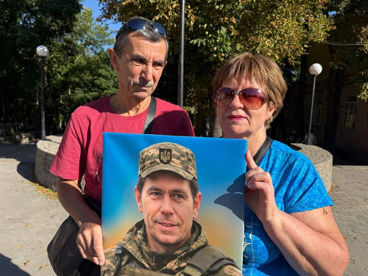 Подружжя чекає на свого сина Віталія Фокшу