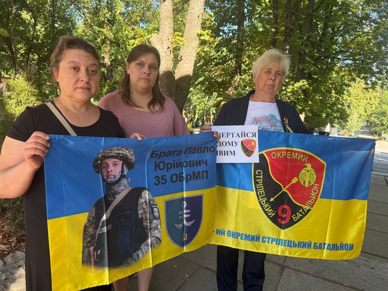 Любов (ліворуч) розшукує свого сина Павла Брагу