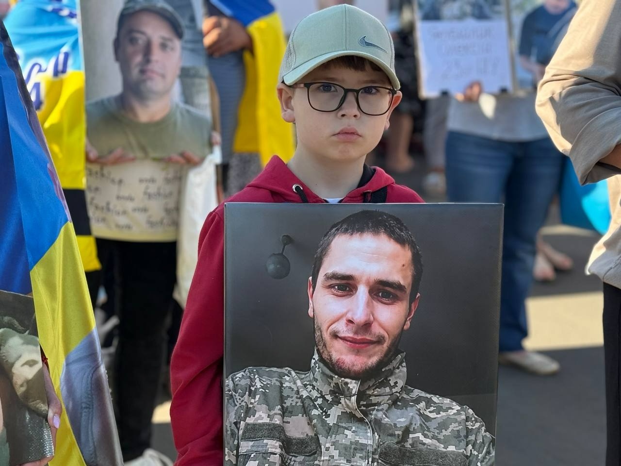 «Ми їх чекаємо живими»: у Первомайську пройшла мирна хода на підтримку полонених та безвісти зниклих