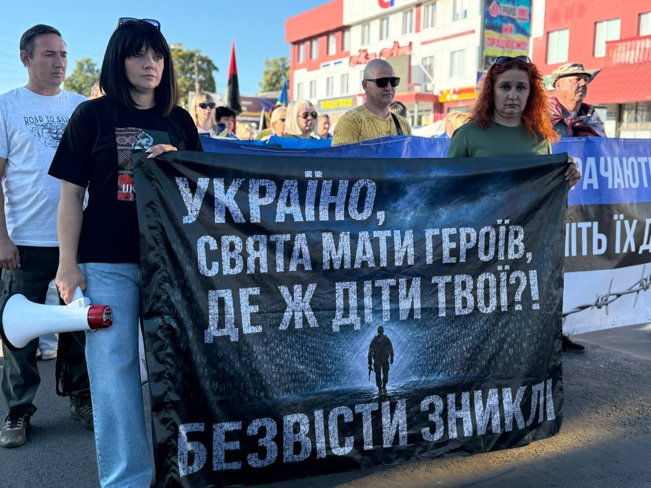 «Ми їх чекаємо живими»: у Первомайську пройшла мирна хода на підтримку полонених та безвісти зниклих