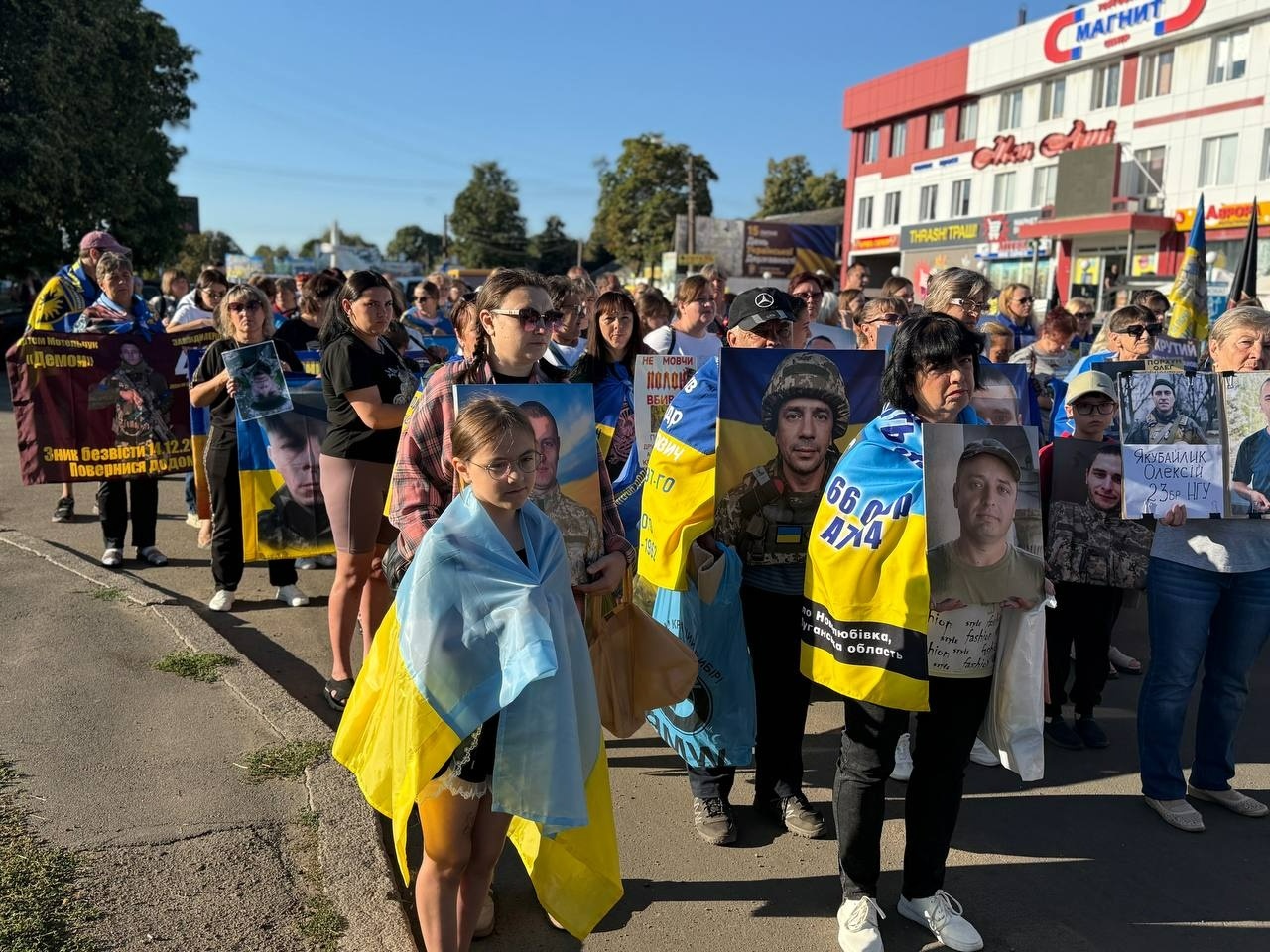 «Ми їх чекаємо живими»: у Первомайську пройшла мирна хода на підтримку полонених та безвісти зниклих