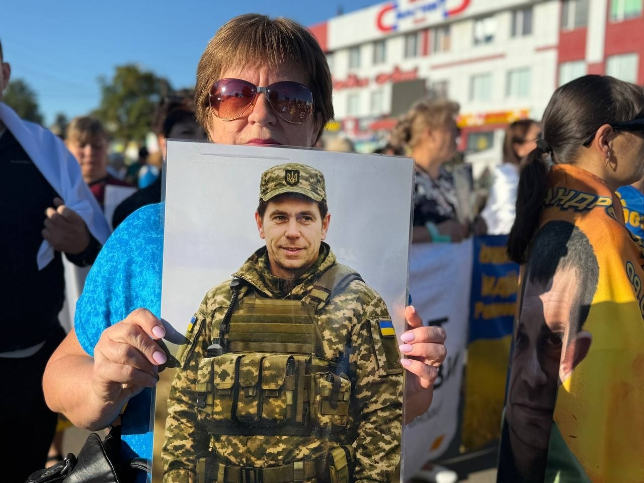 «Ми їх чекаємо живими»: у Первомайську пройшла мирна хода на підтримку полонених та безвісти зниклих