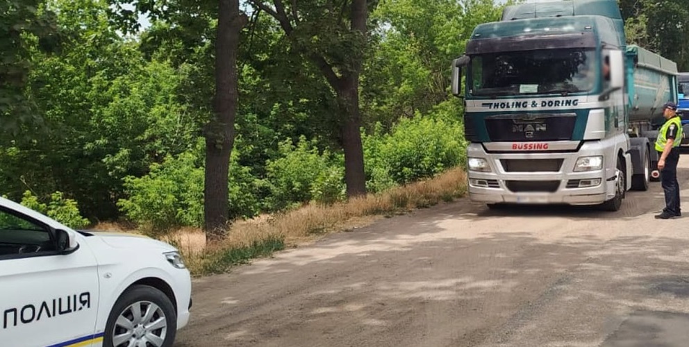 На Миколаївщині через спеку обмежують рух вантажівок: де облаштували майданчики для відстою