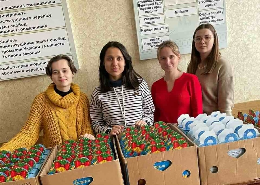 Софія Мудра (крайня ліворуч) разом зі студентками-волонтерками