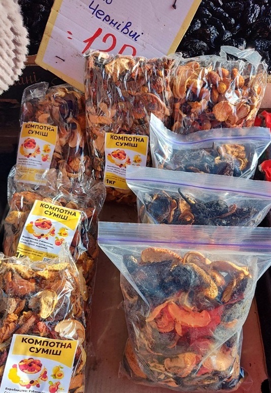 Морозний ринок напередодні Різдва: що почому у Первомайську в грудні 2025 року