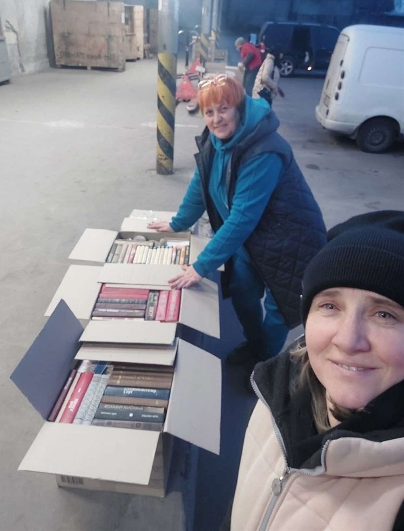 Олена Орляк разом з колегою Ольгою Клочко відправляють книжки на Харківщину