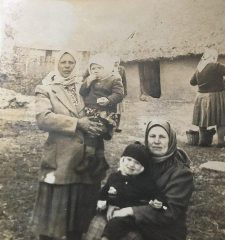 Таким був святковий одяг у жінок-колгоспниць. Тяжка праця за трудодні. Бабусі Руслана (тримає на руках його сестричку) лише 45 років