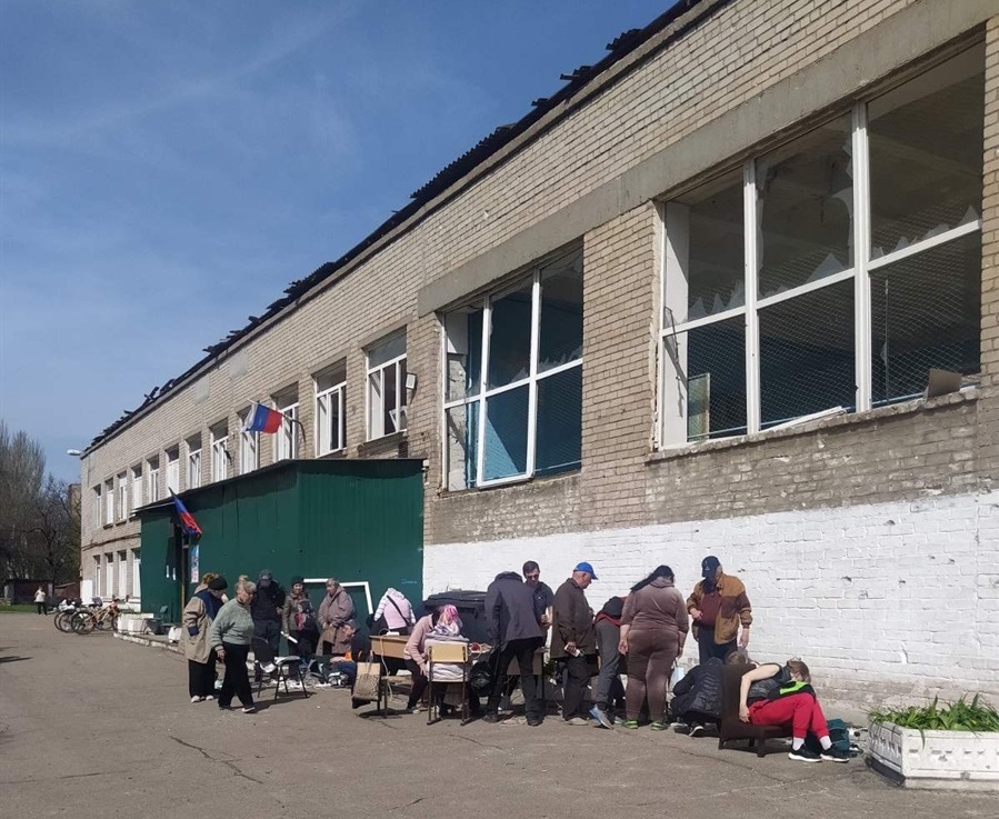«Буквально днями я побачила фото школи, а точніше того, що залишилось від школи, в якій я працювала. Над школою висять два російські прапори»