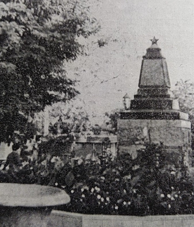 Пам'ятник у сквері Перемоги за радянських часів
