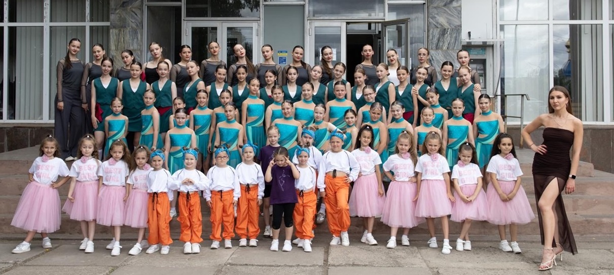 Колектив «Dance Way» з керівницею Анною-Марією Дратковською