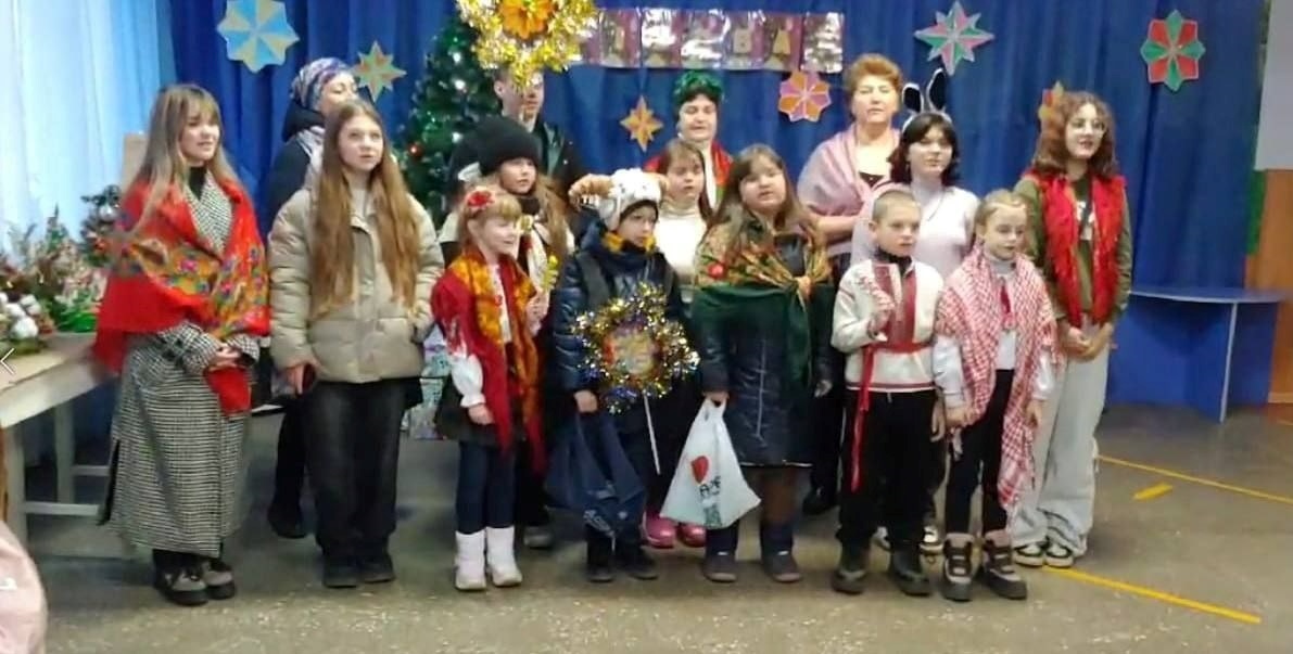Колядники з колективу «Зернятко» у Первомайському ліцеї «Лідер»